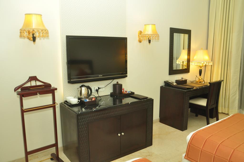 Royal Tulip Navi Mumbai Hotel Exterior photo